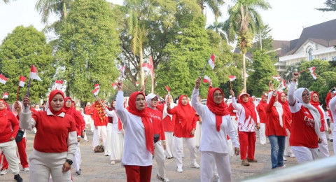 Meriahkan HUT 81 Kemerdekaan RI, DWP Provinsi Jambi Gelar Senam Bersama Hingga Gerakan Peduli Lingkungan